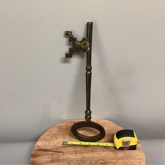 Vintage & Solid Brass & Huge - Skeleton Type Key Wall Hanger - Paperweight - Picture 8 of 10